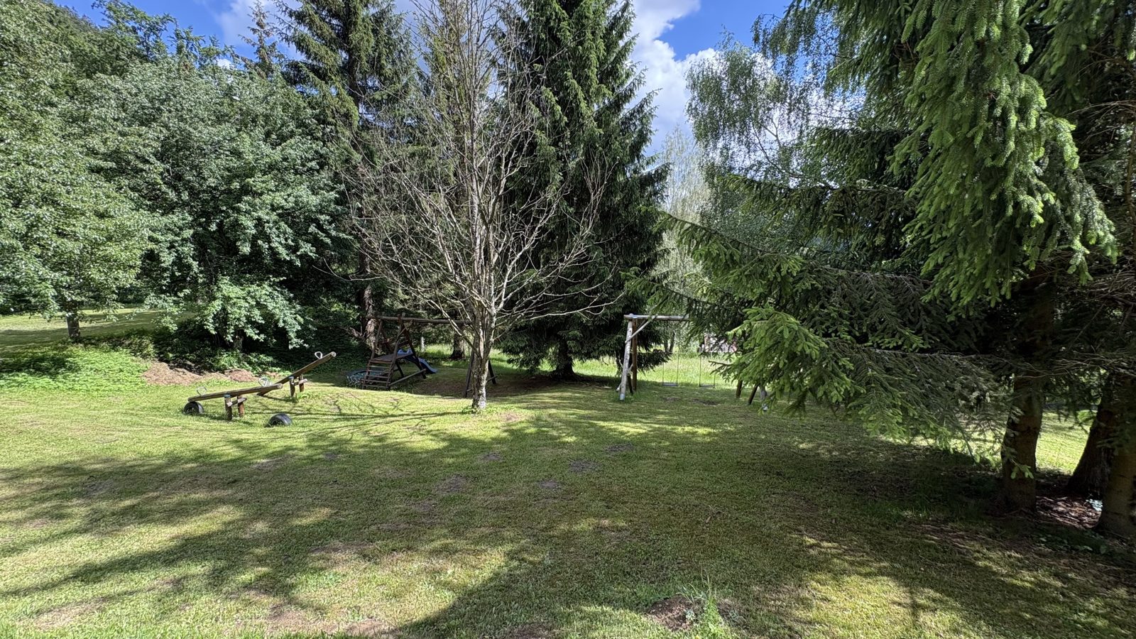Dětské hřiště — houpačky a prolézačky